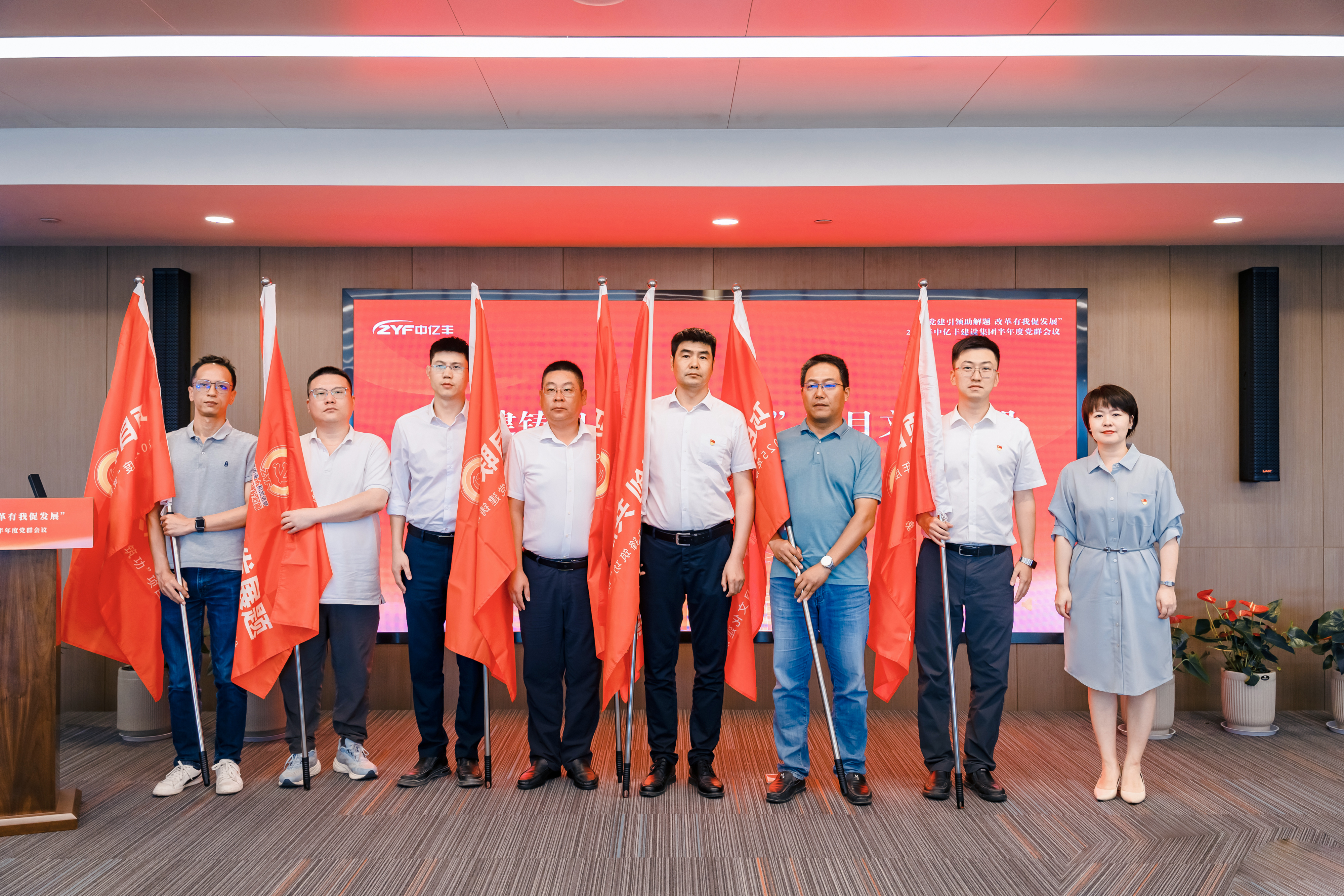 PA视讯集团集团党委书记、副总裁 张婷为联创共建项目部授旗1